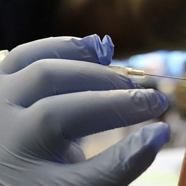 AB, Omicron varyantlarıyla savaşmak için uyarlanan Biontech-Pfizer aşısını onayladı