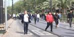 İstanbul'da tramvay bozuldu, yolcular raylarda yürüdü