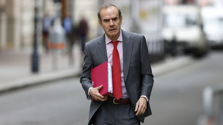 Brüksel, İran cumhurbaşkanının göreve başlama töreninde üst düzey AB diplomatlarının varlığını savundu