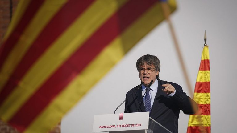 Katalan ayrılıkçı lider Puigdemont, tutuklama kararına rağmen İspanya'da