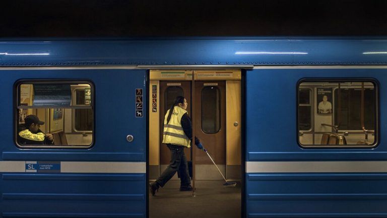 İsveç, ülkelerine dönmeyi kabul eden mültecilere 2026'dan itibaren 1,15 milyon TL ödemeyi planlıyor