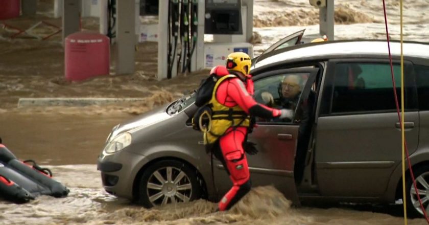 Video. Fransa'nın güneyinde şiddetli yağış su baskınlarına neden oldu