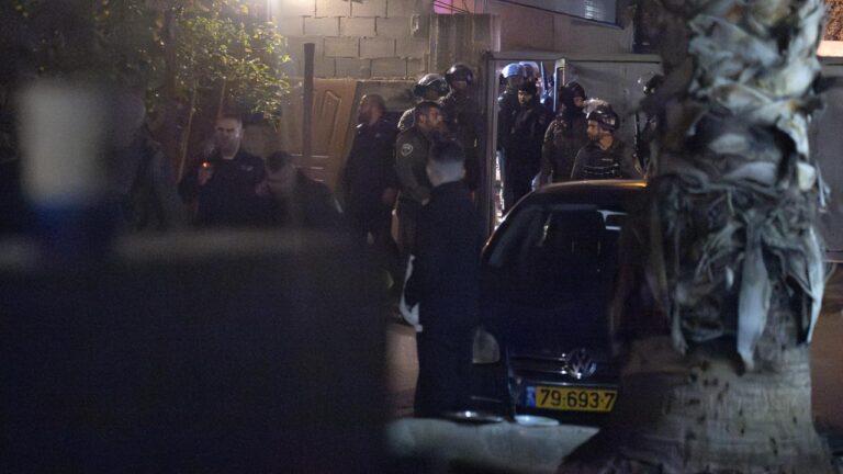 Katil İsrail Filistinli tutuklunun evine saldırdı