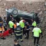 Takla atıp ters döndü! Aracın sürücüsü yaralandı
