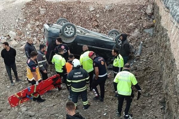 Takla atıp ters döndü! Aracın sürücüsü yaralandı