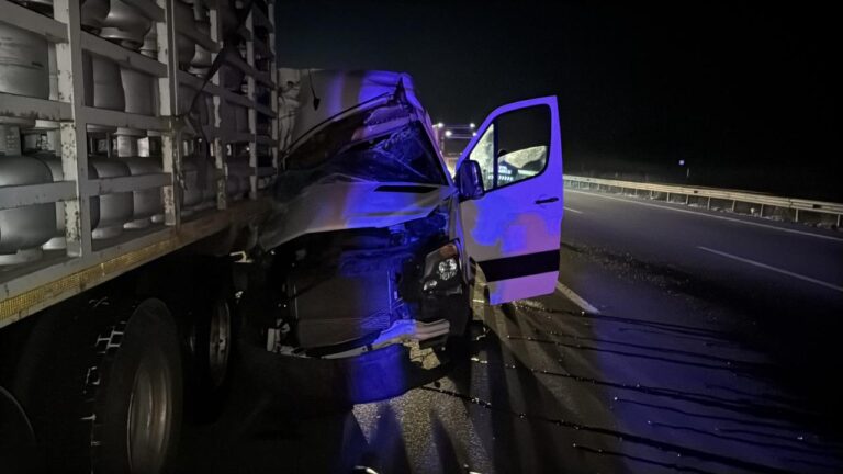 Bolu’da tüp yüklü kamyonla minibüs çarpıştı: 16 yaralı