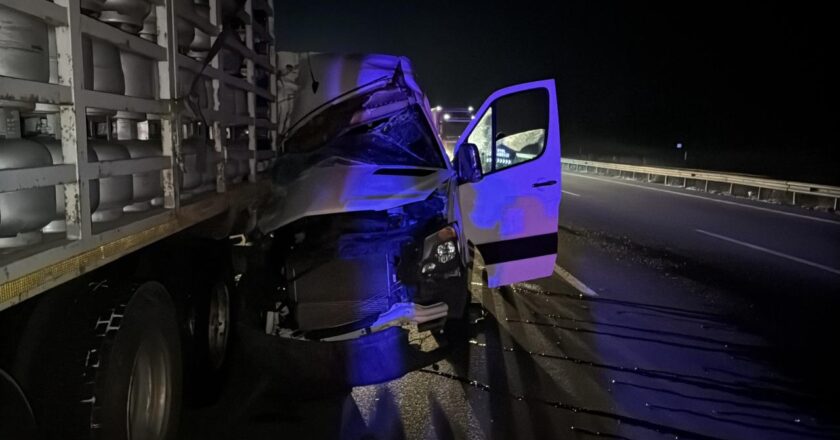 Bolu’da tüp yüklü kamyonla minibüs çarpıştı: 16 yaralı