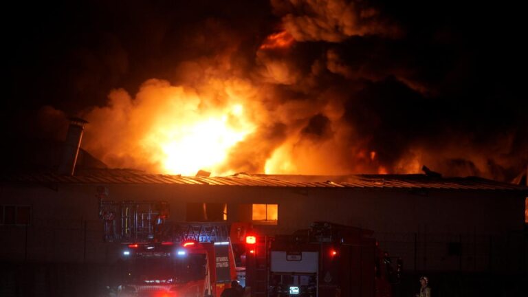 İstanbul’da plastik ve sünger fabrikasında yangın