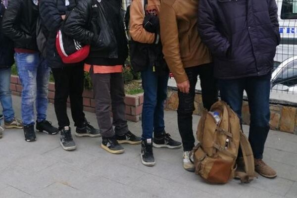 İzmir’de 48 düzensiz göçmen kurtarıldı, 58 düzensiz göçmen yakalandı