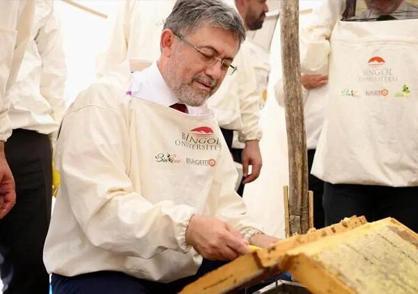 Bakan Yumaklı, AB tescilli Bingöl balının ilk sağımını yaptı