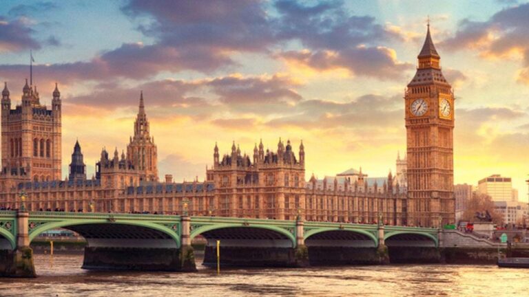 Resmi Dili, Para Birimi, Ulaşım ve Bilmeniz Gereken Her Şey