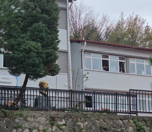 “Öğretmene Saldırdı: ‘Çocuğumu Azarladı’ Dedi”