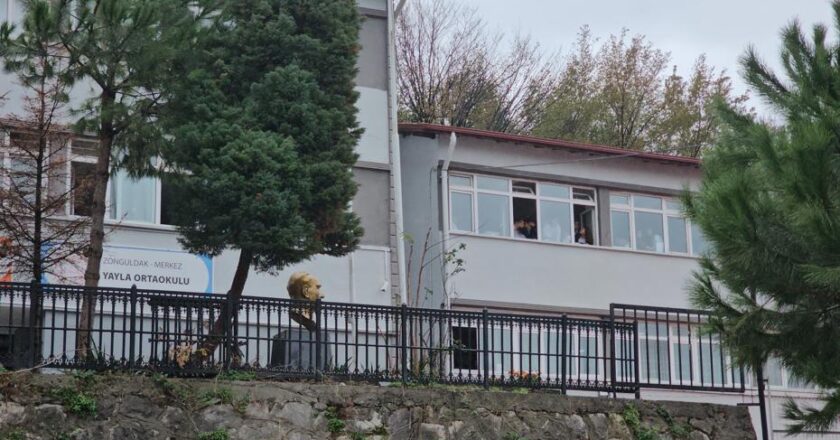 “Öğretmene Saldırdı: ‘Çocuğumu Azarladı’ Dedi”