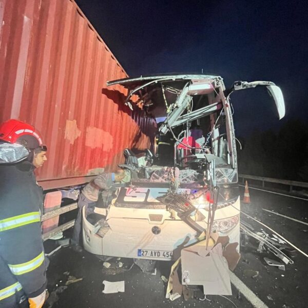 Osmaniye’de otobüs TIR’a çarptı: 7 can kaybı